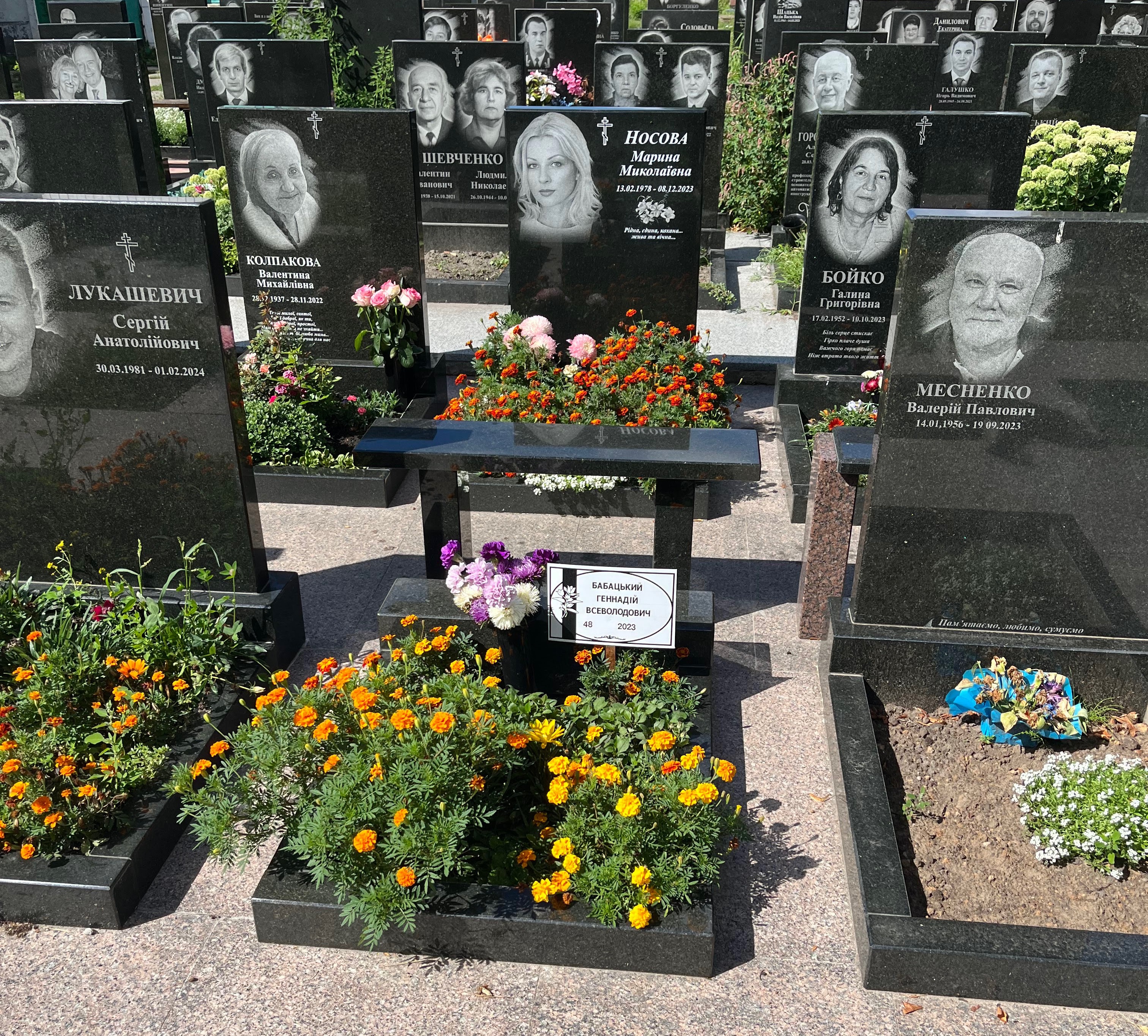 Квіти на могилах кладовища під час поховання