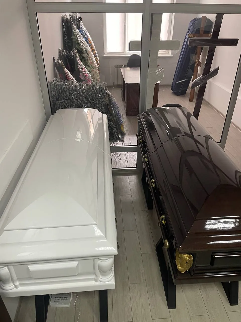 Чорна і біла домовини в Київському Похоронному Бюро Вознесіння